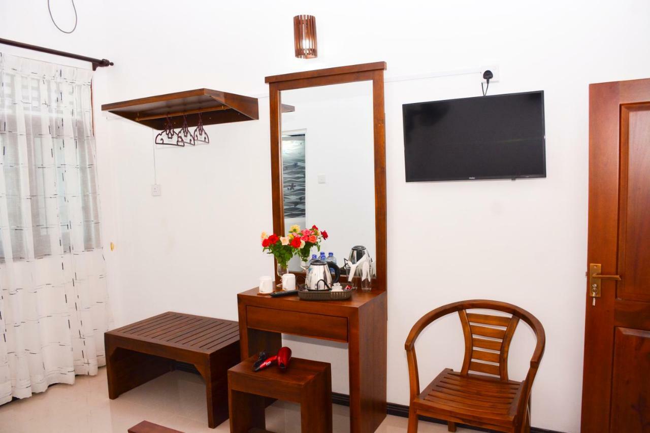 Brisa Marina Hotel Negombo Exterior photo